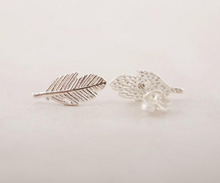 Load image into Gallery viewer, Feather Earring