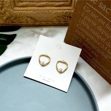 Load image into Gallery viewer, Natural Freshwater Pearl Earrings