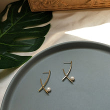 Load image into Gallery viewer, Natural Freshwater Pearl Earrings