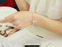 Load image into Gallery viewer, Daisy Flower Bracelet