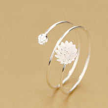 Load image into Gallery viewer, Flower Wrap Bangle